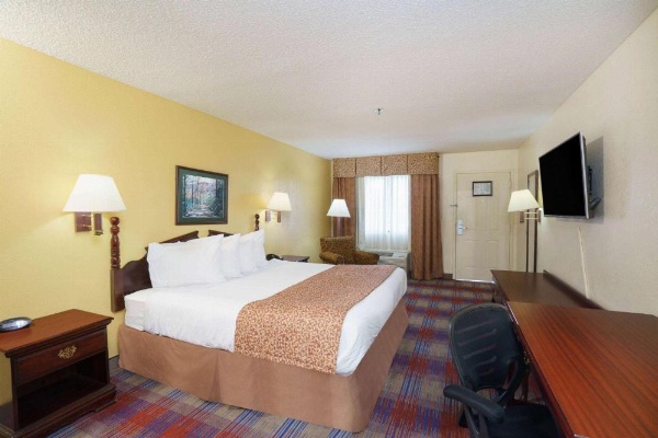 Travelodge by Wyndham Montgomery East image 12