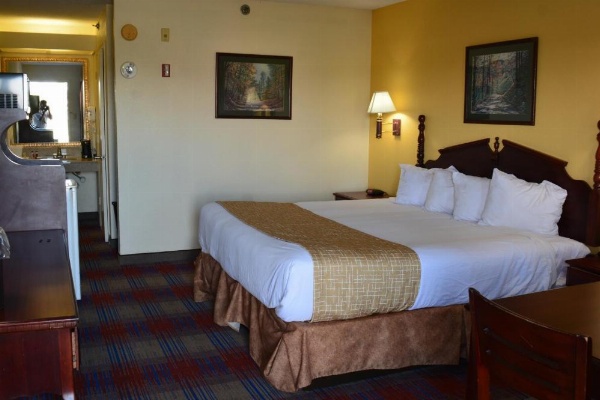 Travelodge by Wyndham Montgomery East image 21
