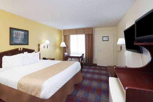 Travelodge by Wyndham Montgomery East image 7