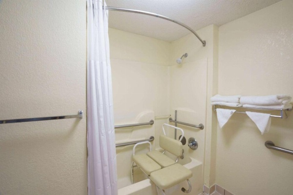Travelodge by Wyndham Montgomery East image 8