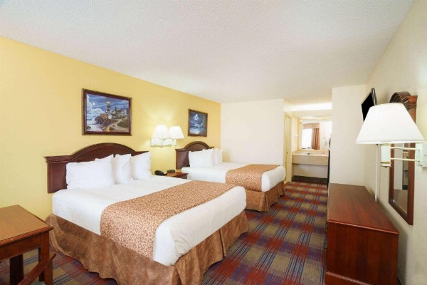 Travelodge by Wyndham Montgomery East image 9
