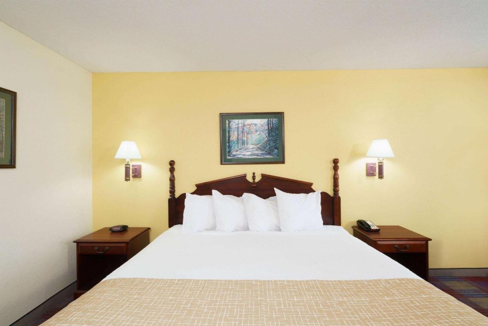 Travelodge by Wyndham Montgomery East